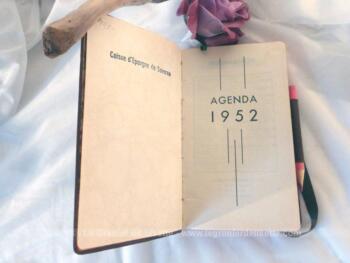 Voici un ancien agenda de poche pour l'année 1952.