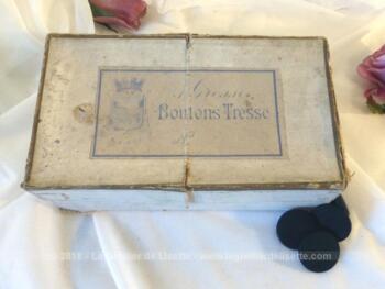 Ancienne boite de mercerie portant l'inscription "Boutons Tresse" et ses boutons noirs.