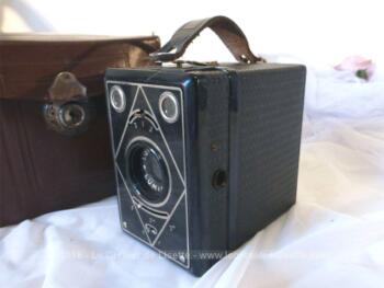 Ancien appareil photo Lumibox Lumière,  forme box et sa belle housse en cuir datant des années 30.