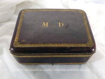 Ancienne boite à bijoux aux monogrammes MD et sa cachette.