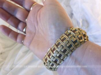 Ancien et large bracelet en métal doré en mailles articulées.