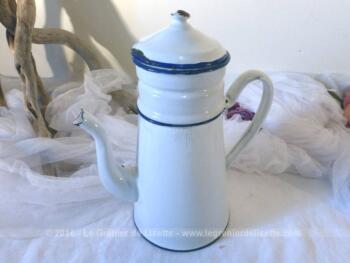 Ancienne cafetière entière,  émaillée en blanc avec liseré bleu.