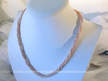 Ancien collier triple rangs en petites perles d'eau légèrement rosées et de forme ovale.