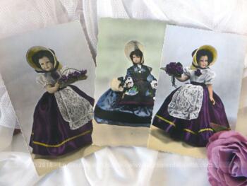 Trio de cartes postales de photos de poupées de porcelaine  dont deux des années 50 et une des années 80.