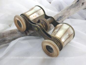 Ancienne paire de jumelles de théâtre en nacre et laiton.