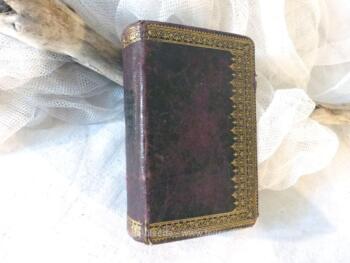 Ancien missel en cuir du Paroissien Romain avec dorures . Il date de 1895, et contient tous les offices du dimanche en latin et en français.
