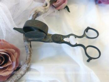 Voici une ancienne paire de ciseaux mouchette datant de la fin du XIX° ou début XX°, utilisée pour éteindre les bougies.