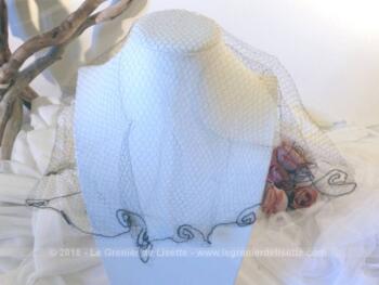 Datant des années 60, voici une ancienne voilette de couleur marron  avec en bordure un liseré avec spirales, qui attend d'être monter sur un chapeau .