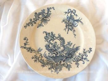 Ancienne petite assiette en terre de fer aux dessins de volutes bleues modèle Regent estampillée BFK des Frères Boch.