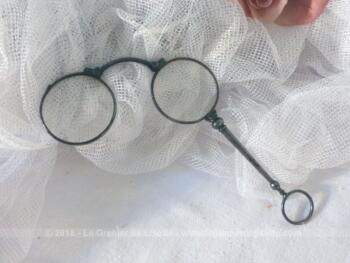 Ancienne paire de lunettes, face à main pliable en métal.