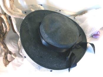 Capeline en sisal noir avec voilette et ruban satin pour de tête 55/56.