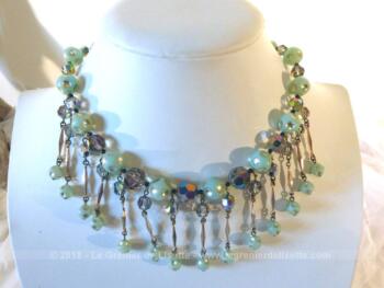 Ancien collier en perles de verres de couleur vert pastel et ses 14 pampilles.