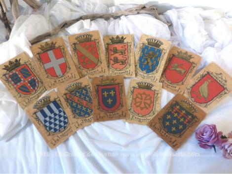 Voici un lot de 14 anciennes cartes sur papier cartonné représentant les emblèmes ou écusson de 14 provinces françaises des années 50
