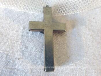 Ancienne croix en métal argenté et résine, avec la gravure de Lourdes au dos.