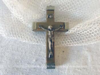 Ancienne croix en métal argenté et résine, avec la gravure de Lourdes au dos.