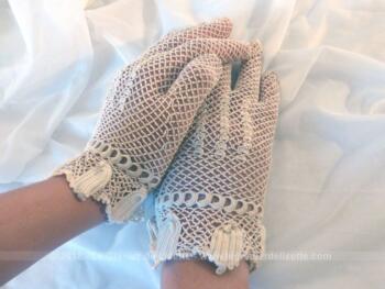 Ancien gants au crochet avec dessins de fleurs aux poignets.