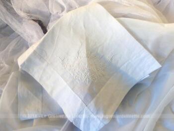 Entièrement réalisé à la main, voici un grand mouchoir ou protège oreiller en linon blanc, avec broderies de fleurs et le prénom Mathieu .