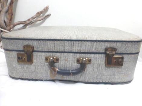 Ancienne valise en carton au motif gris chiné.