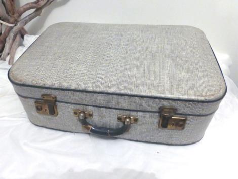 Ancienne valise en carton au motif gris chiné.