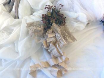 Ancien bouquet de mariée en tissus et dentelle et son long ruban.