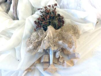 Ancien bouquet de mariée en tissus et dentelle et son long ruban.