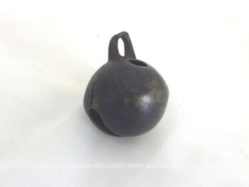 Ancien grelot  de 3 cm de diamètre en laiton.