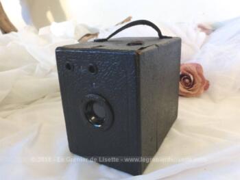 Ancien appareil photo "Coronet Camera", forme box, "made in England" datant des années 30 et sa housse.