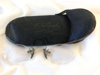 Authentique ancien pince-nez et son étui en carton épais avec couvercle.