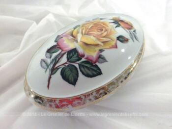 Belle bonbonnière en porcelaine de Limoges avec un beau dessin de rose sur le couvercle.