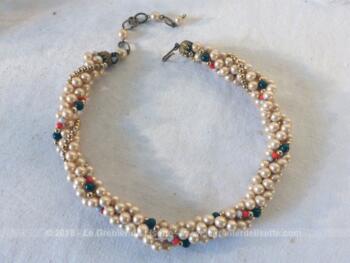 Ancien collier torsadé sur 5 rangs avec des perles différentes.