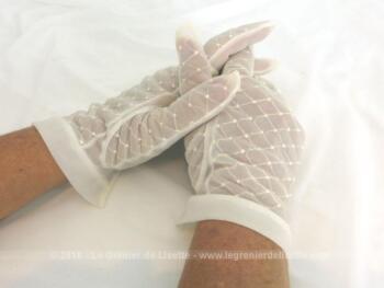 Ancienne paire de gants blancs en polyamide tres transparent avec des dessins de losanges brodés. Taille 7.5