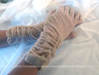 VENDU - Ancienne paire de gants mi-longs en dentelle avec fronces