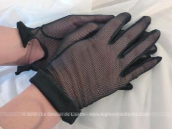 Ancienne paire de gants noir maille transparente en nylon  datant des années 60.