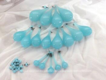 En belle opaline bleue, voici un lot de 17 pampilles anciennes en forme de goutte de différentes taille.