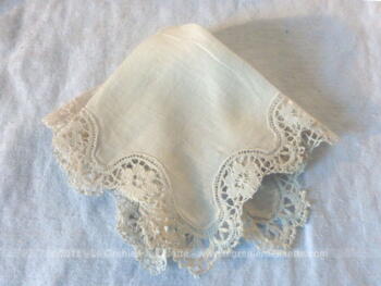 Ancien petit mouchoir de mariée en coton écru soyeux et sa bordure en dentelle.