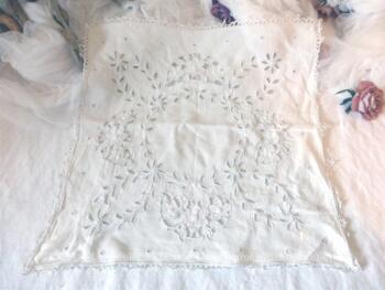 Napperon carré de 46 x 46 cm en coton de lin blanc et dentelle de Richelieu.