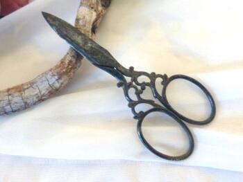 Ancienne petite paire de ciseaux de dentellière aux volutes ciselées et sa belle patine authentique.