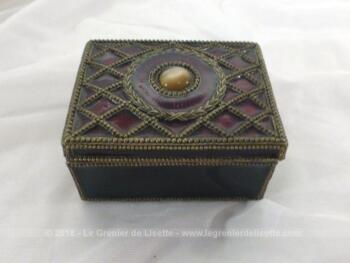 Ancienne petite boite pilulier laquée, de couleur bordeaux avec motifs en métal imitation régule et sa perle centrale.