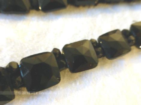 Lot de 3 rubans cousus de pampilles en verre noir de forme carrée et taillée "diamant'. 