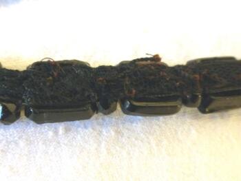 Lot de 3 rubans cousus de pampilles en verre noir de forme carrée et taillée "diamant'. 