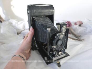 Très décoratif et vintage, voici un grand et imposant ancien appareil photos à soufflets, modèle Caleb Film et sa notice.