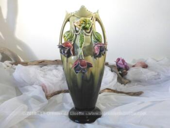 Dans le style Art Nouveau, voici un beau vase de barbotine en faïence d'Orchies numéroté et estampillé.