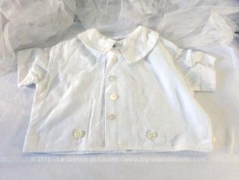Tout en coton, voici une ancienne petite veste à manches courtes pour bébé avec ses bouton pour être portée avec un bloomer. 
