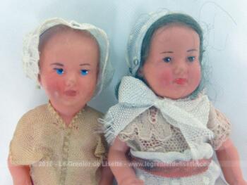 Duo d'adorables et anciennes poupées miniatures, idéales pour créer ses propres habits et leur petite maison de poupée exclusive.