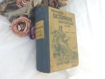 Datant de 1910 , voici le "Nouveau Dictionnaire Illustré" rédigé d'après Le Dictionnaire National de Bescherelle mis à jour par P. Commelin et E. Ritter.