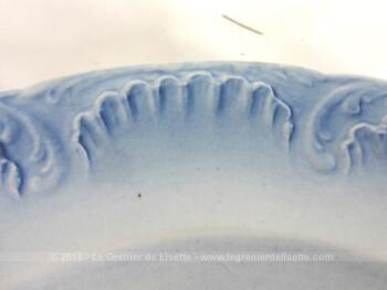 Trois assiettes Digoin aux cygnes bleus, avec un dégradé de couleur bleu sur les reliefs du bord et au centre un dessin de point d'eau.