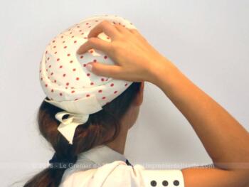 Ancien chapeau blanc à pois rouge forme bibi, des années 50/60, blanc ivoire aux petits pois rouges, lui donne vraiment un grand air vintage et unique. 