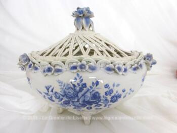 Tous les détails de cette petite soupière en barbotine au couvercle tressé ne sont que ravissements: les pieds en relief, les dessins de gerbes de fleurs bleues, la guirlandes de petites roses en relief sur le rebord et le couvercle. Une vraie merveille !