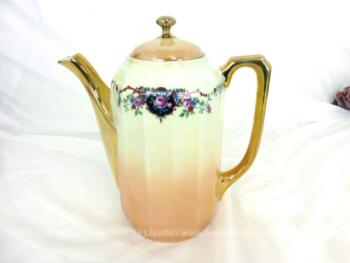 Superbe ancienne cafetière verseuse en porcelaine aux décors subtils de mélange d'or et de fleurs.