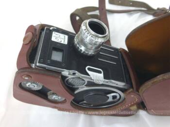 Ancienne caméra Paillard Bolex C8 et sa housse en cuir de fabrication Suisse dans les années 50, pour film en 8mm avec pour objectif un Berthiot Cinor.